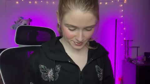 Snapshot of shadebabe chatting on March 9, 7:01 am shadebabe online show from March 9, 7:01 am