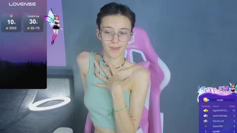 Snapshot of sharli_rose chatting on December 17, 8:10 pm Sharli online show from December 17, 8:10 pm