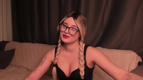 Snapshot of shybunny01 chatting on October 19, 7:27 pm Mary online show from October 19, 7:27 pm