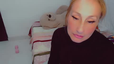 Snapshot of skarlett2072 chatting on October 5, 11:43 pm Arlett online show from October 5, 11:43 pm
