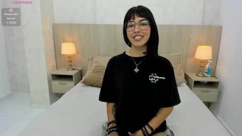 Emily Rojas online show from November 2, 7:28 pm