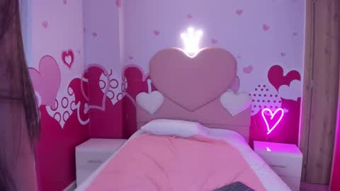 Snapshot of skinny_linda chatting on March 11, 10:18 am online show from March 11, 10:18 am