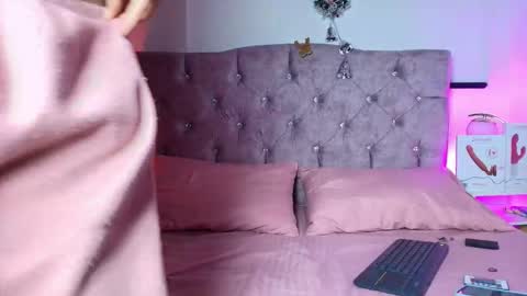 skye moore online show from December 5, 7:37 pm