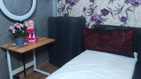 slutihmami online show from April 9, 4:37 am