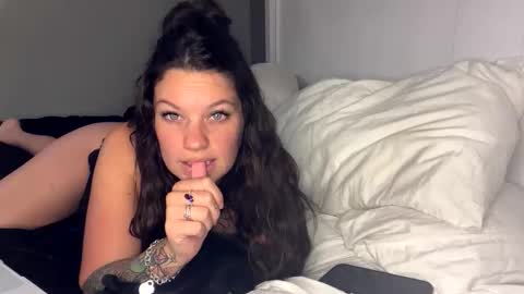 sluttycouple840 online show from April 15, 3:18 am