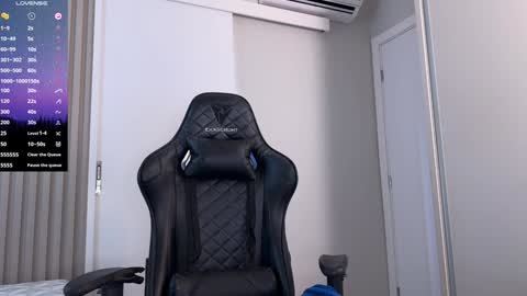 Snapshot of smilee_girl chatting on December 10, 3:12 pm Emily Burns online show from December 10, 3:12 pm