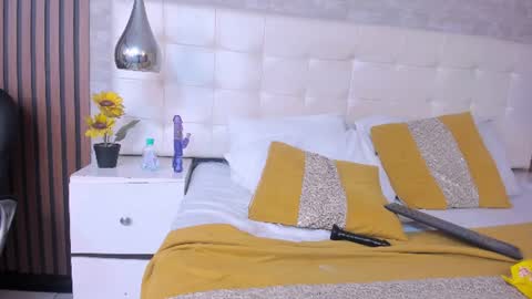 sofiathoompson online show from July 11, 9:48 pm