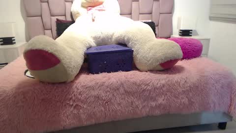 Snapshot of sophia_karsonn chatting on December 9, 9:39 am Sophia Carson online show from December 9, 9:39 am