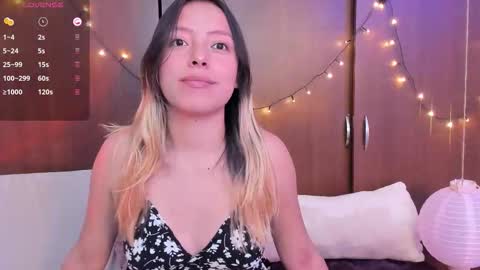 Snapshot of sophie_demoiselle chatting on September 23, 2:04 pm online show from September 23, 2:04 pm