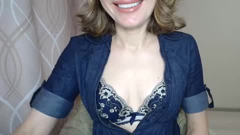 Snapshot of sophiemisss chatting on October 16, 10:29 am Sophiemisss online show from October 16, 10:29 am
