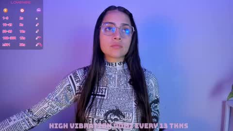 Snapshot of sophy_smilesweet chatting on December 16, 11:33 am SOPHY ROGERS online show from December 16, 11:33 am
