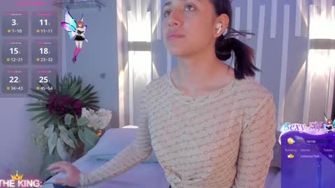 Snapshot of sophy_smilesweet chatting on December 17, 11:39 am SOPHY ROGERS online show from December 17, 11:39 am