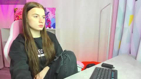 Stacey GMT5 Mo Tu We Th Fr Sa 3am -10am online show from December 6, 1:51 am