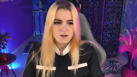 stef_nicks online show from October 3, 9:14 am