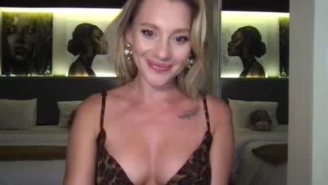 Stella online show from October 18, 3:48 pm