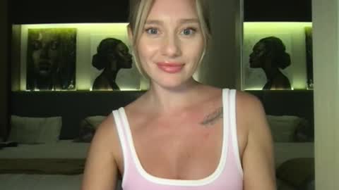 Stella online show from October 1, 1:05 pm