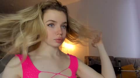 Snapshot of stella_vans chatting on January 5, 9:48 am Asella online show from January 5, 9:48 am