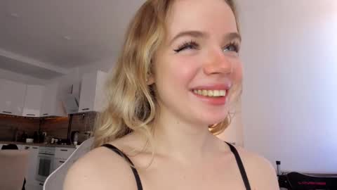 Snapshot of stella_vans chatting on March 9, 9:46 am Asella online show from March 9, 9:46 am