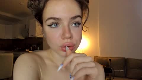 Asella online show from November 3, 9:35 am