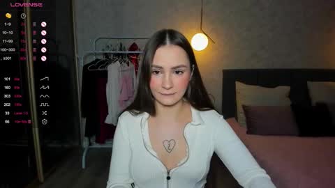 Laura online show from March 1, 9:03 pm