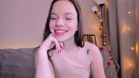 Snapshot of stuffed_cookie chatting on December 19, 7:51 am Mary online show from December 19, 7:51 am