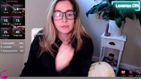 Mia online show from October 10, 3:06 pm