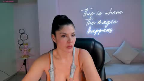 Snapshot of sunnyrivers_ chatting on October 5, 5:29 pm Sunny Rivers online show from October 5, 5:29 pm