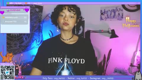 Snapshot of sweet_bluee chatting on October 1, 2:27 am Tutti  online show from October 1, 2:27 am