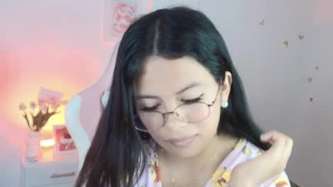 sweet_dania_ online show from February 22, 5:19 am