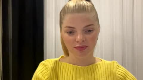 Snapshot of sweet_sinn_ chatting on October 3, 8:25 pm Mira online show from October 3, 8:25 pm