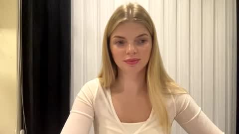 Snapshot of sweet_sinn_ chatting on October 4, 9:08 pm Mira online show from October 4, 9:08 pm
