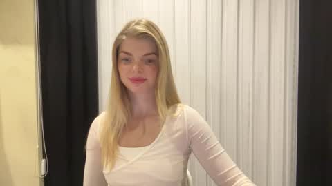 Snapshot of sweet_sinn_ chatting on September 18, 8:51 pm Mira online show from September 18, 8:51 pm