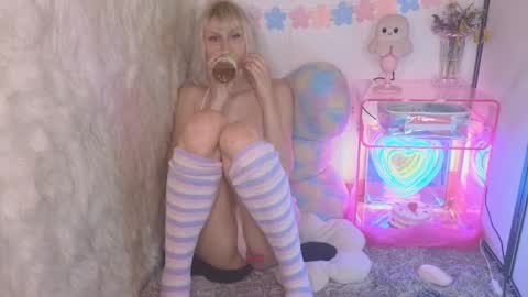 Snapshot of sweetlaumina chatting on October 6, 6:19 am Sweet Laumina online show from October 6, 6:19 am