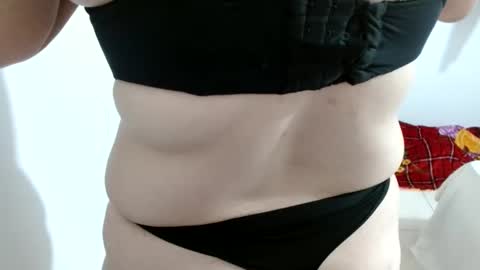 Snapshot of sweett_bigass_ chatting on December 19, 12:45 am Houston online show from December 19, 12:45 am