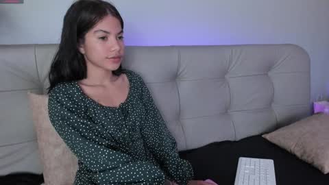 Snapshot of sweett_petite chatting on January 13, 5:02 pm online show from January 13, 5:02 pm