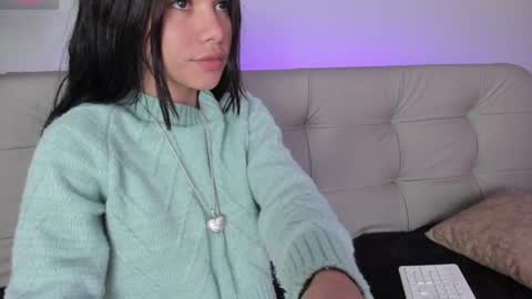 Snapshot of sweett_petite chatting on January 7, 4:37 pm online show from January 7, 4:37 pm