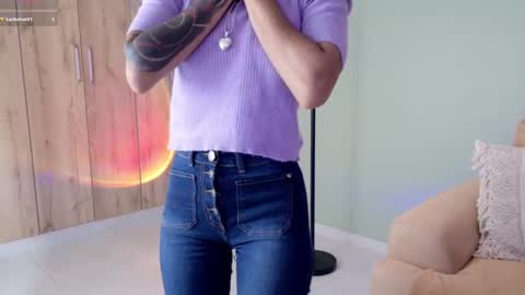 Snapshot of sweett_petite chatting on March 3, 4:43 pm online show from March 3, 4:43 pm