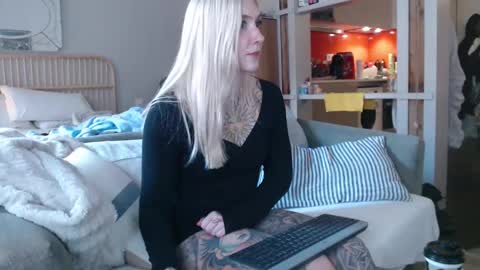 Snapshot of tattoobbgirl chatting on February 12, 3:50 pm tattoobbgirl online show from February 12, 3:50 pm