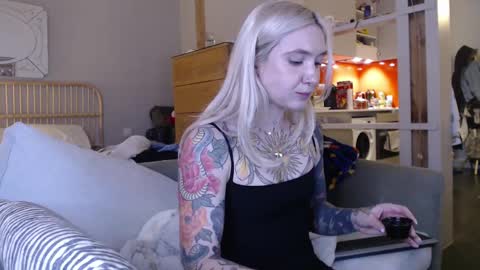 Snapshot of tattoobbgirl chatting on February 22, 7:10 pm tattoobbgirl online show from February 22, 7:10 pm