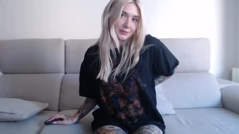 Snapshot of tattoobbgirl chatting on September 14, 11:30 am tattoobbgirl online show from September 14, 11:30 am