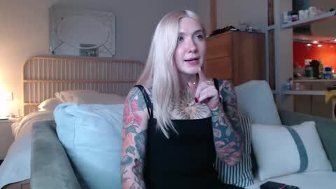 Snapshot of tattoobbgirl chatting on February 7, 5:18 pm tattoobbgirl online show from February 7, 5:18 pm