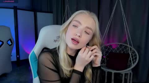 TessaHamilton online show from December 1, 10:19 am