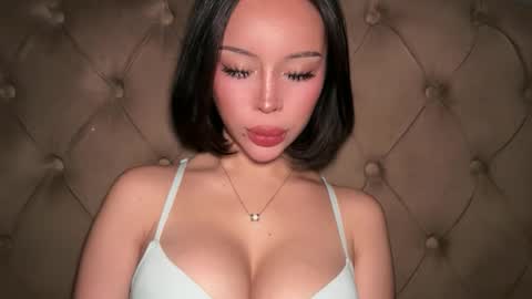 Elle  dont forget to folloW me and thumbs up online show from April 4, 2:21 am