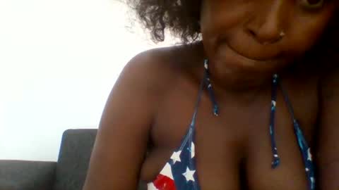 Snapshot of thick_eviey chatting on September 12, 10:13 am love online show from September 12, 10:13 am