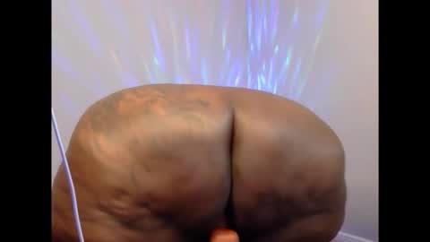 Thickumzz41 online show from June 2, 12:33 am