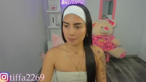 Snapshot of tifany_tay2 chatting on January 18, 3:42 am hey am julietha online show from January 18, 3:42 am