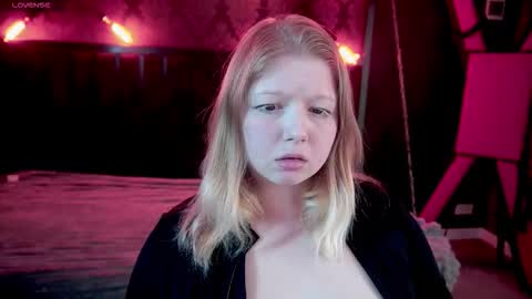 TinkerrBelll online show from October 22, 7:30 pm