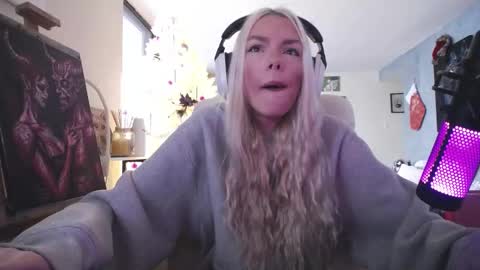 stage Kylie Sinner  brand CLITBAIT online show from December 14, 8:03 pm