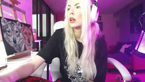 stage Kylie Sinner  brand CLITBAIT online show from October 19, 10:17 am