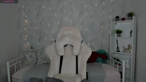 Snapshot of tori_cutie chatting on October 17, 12:36 am Tori online show from October 17, 12:36 am